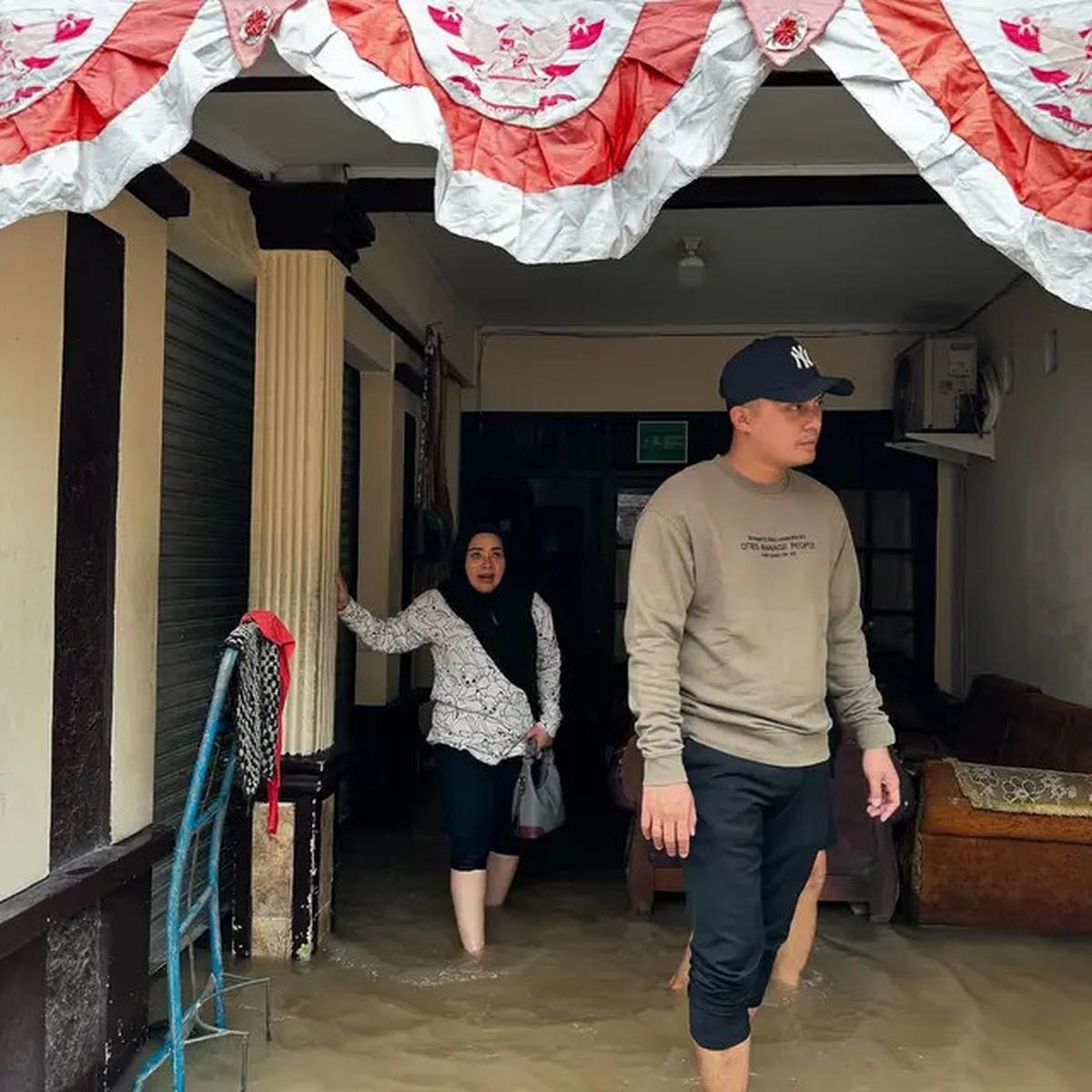 7 Potret Muzdalifah Ikut Suami Tinjau Banjir Tangerang, Bantu Evakuasi Bayi