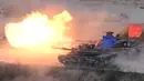 Tank melepaskan tembakan saat latihan militer antara AS dan Korsel di Seungjin, Seoul, Rabu (26/4). Latihan gabungan tersebut diselenggarakan berkenaan dengan spekulasi uji nuklir Pyongyang yang ke-enam. (AFP PHOTO / JUNG Yeon-Je)