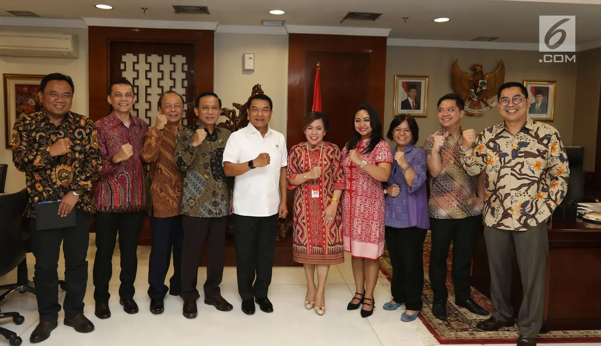 Direktur Utama Indosiar, Imam Sudjarwo (keempat kiri) beserta jajarannya berfoto bersama dengan Kepala Staf Kepresidenan Jenderal (Purn) Moeldoko (kelima kiri) usai melakukan audensi di komplek Istana, Jakarta, Kamis (22/3). (Liputan6.com/Angga Yuniar)