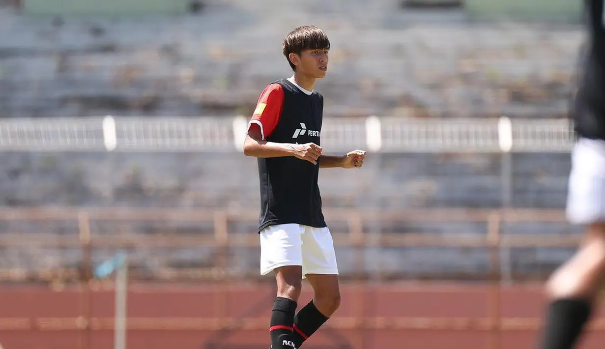 Tidak hanya paras tinggi dan ganteng, tapi juga kelincahannya dalam mengocek bola di lapangan hijau. Remaja kelahiran 2007 itu mengikuti seleksi pada 29 Juli 2023 di Gelora 10 November, Surabaya. [Instagram/lionel.sinathrya]