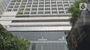 Spanduk penolakan RS darurat COVID-19 terpasang di Apartemen Nine Residence, Lippo Plaza Mampang, Jakarta, Minggu (5/4/2020). Mereka keberatan dan menolak pembangunan dan pengoperasian RS pasien COVID-19 di sebagian Lippo Plaza Mampang yang ada dalam satu kawasan. (Liputan6.com/Herman Zakharia)