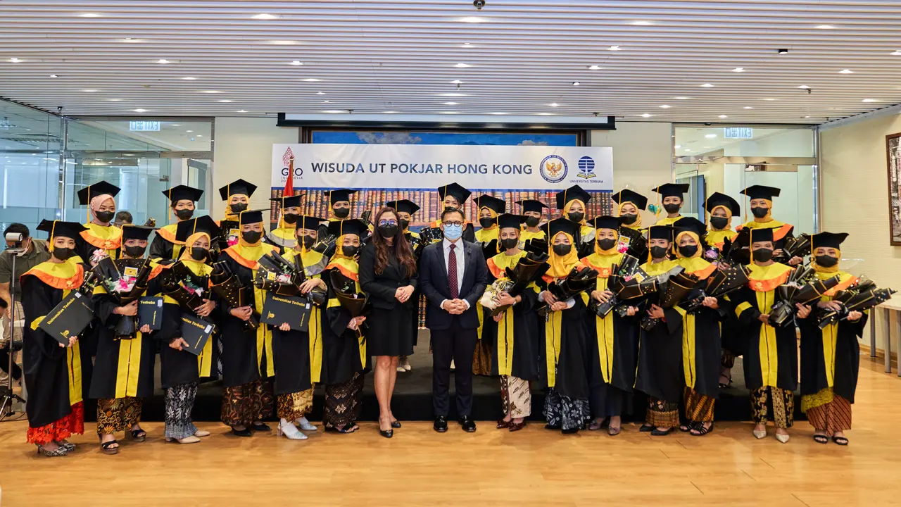 Kerja keras dan niat yang kuat mengantarkan 27 Pekerja Migran Indonesia (PMI) di Hong Kong lulus kuliah. (KBRI Hong Kong)
