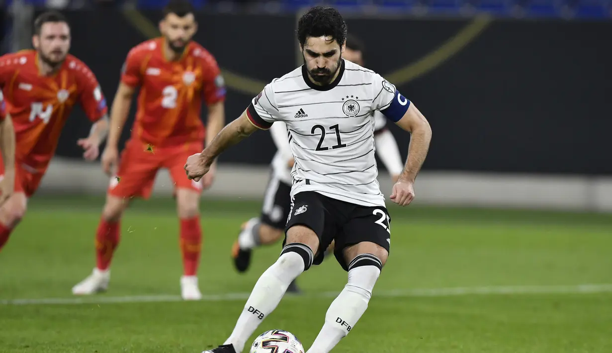 Gelandang Jerman, Ilkay Gundogan melakukan eksekusi penalti yang berbuah gol penyeimbang 1-1 ke gawang Makedonia Utara dalam laga lanjutan Kualifikasi Piala Dunia 2022 Zona Eropa Grup J di Duisburg, Jerman, Rabu (31/3/2021). Jerman kalah 1-2 dari Makedonia Utara. (AP/Martin Meissner)