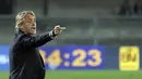 Pelatih Inter Milan, Roberto Mancini memberikan komando kepada pasukannya dari pinggir lapangan (AP Photo/Felice Calabro')