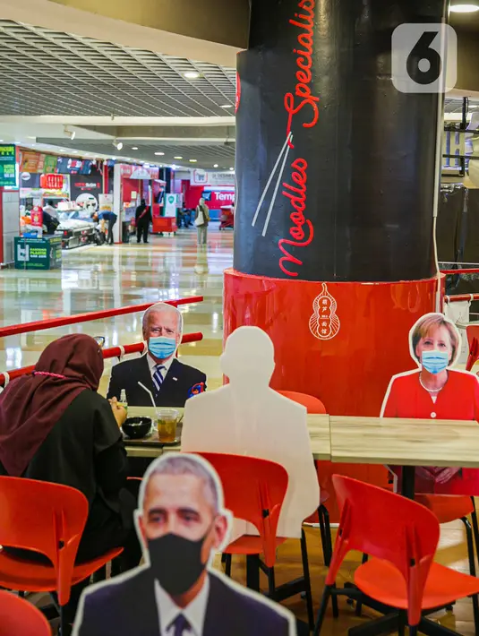 Banner bergambar karakter kepala negara terlihat di Restoran Hulu Hulu, Mall Kuningan City, Jakarta, Senin (1/3/2021). Banner bergambar tersebut berguna untuk pembatas bagi pengunjung yang makan di tempat saat pandemi. (Liputan6.com/Faizal Fanani)