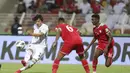 Penyerang Jepang, Kaoru Mitoma berusaha menembak bola ke arah gawang Oman pada pertandingan kualifikasi Piala Dunia FIFA Qatar 2022 di Sultan Qaboos Sports Complex, Muscat, Oman, Rabu (17/11/2021). Kemenangan ini membawa Jepang menuju posisi kedua klasemen Grup B. (AP Photo/Kamran Jebreili)