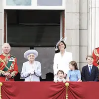 Ratu Elizabeth Kenakan Kacamata Hitam di Balkon Istana Buckingham, credit: @
theroyalfamily