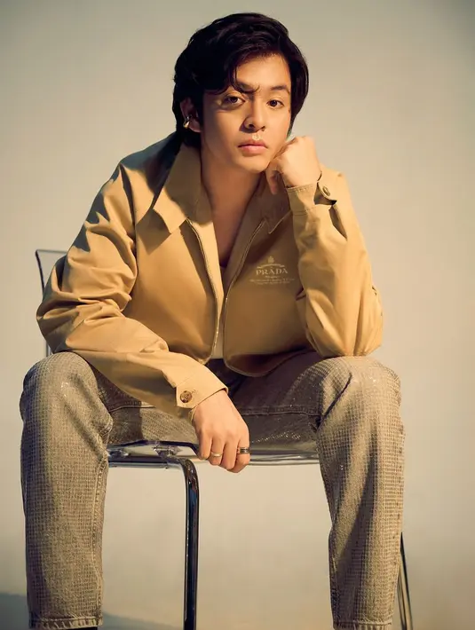 Angga semakin tampil maskulin dengan gaya rambutnya yang semakin gondrong ditata wet look dan ia mengenakan earcuff silver. [Foto: Instagram/angga]