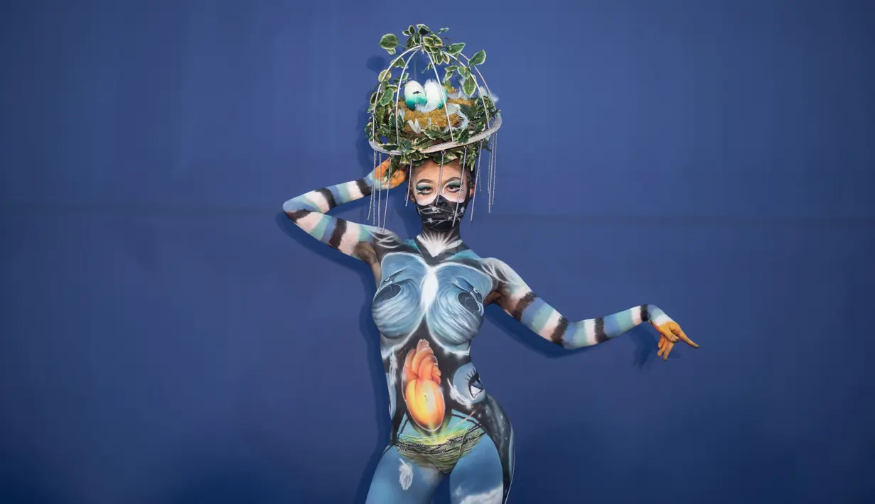 Seorang model berpose selama sesi pemotretan untuk Daegu International Bodypainting Festival 2017 di Korea Selatan, (26/8). Para model bertransformasi menjadi bentuk seni yang nyata dan hidup ketika tubuh mereka telah selesai dilukis. (Ed JONES / AFP)