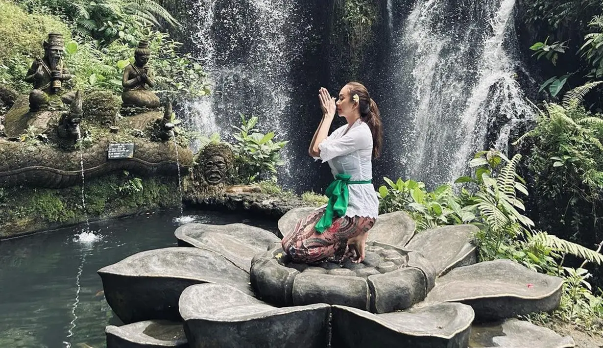 Bagi masyarakat Bali, melukat sendiri merupakan ritual menyucikan diri. Momen itu pun Aura kasih bagikan di akun Instagram pribadinya. Wanita 35 tahun itu tampak khidmat mengikuti ritual pembersihan diri tersebut. (Liputan6.com/IG/@aurakasih)