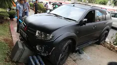 Sebuah mobil Pajero menabrak pembatas jalan di Jalan Rasuna Said, Jakarta, Kamis (29/9/2019). Mobil hitam berplat B 1275 RFP tersebut menabrak trotoar sekitar pukul 15.30 WIB. (Liputan6.com/Herman Zakharia)