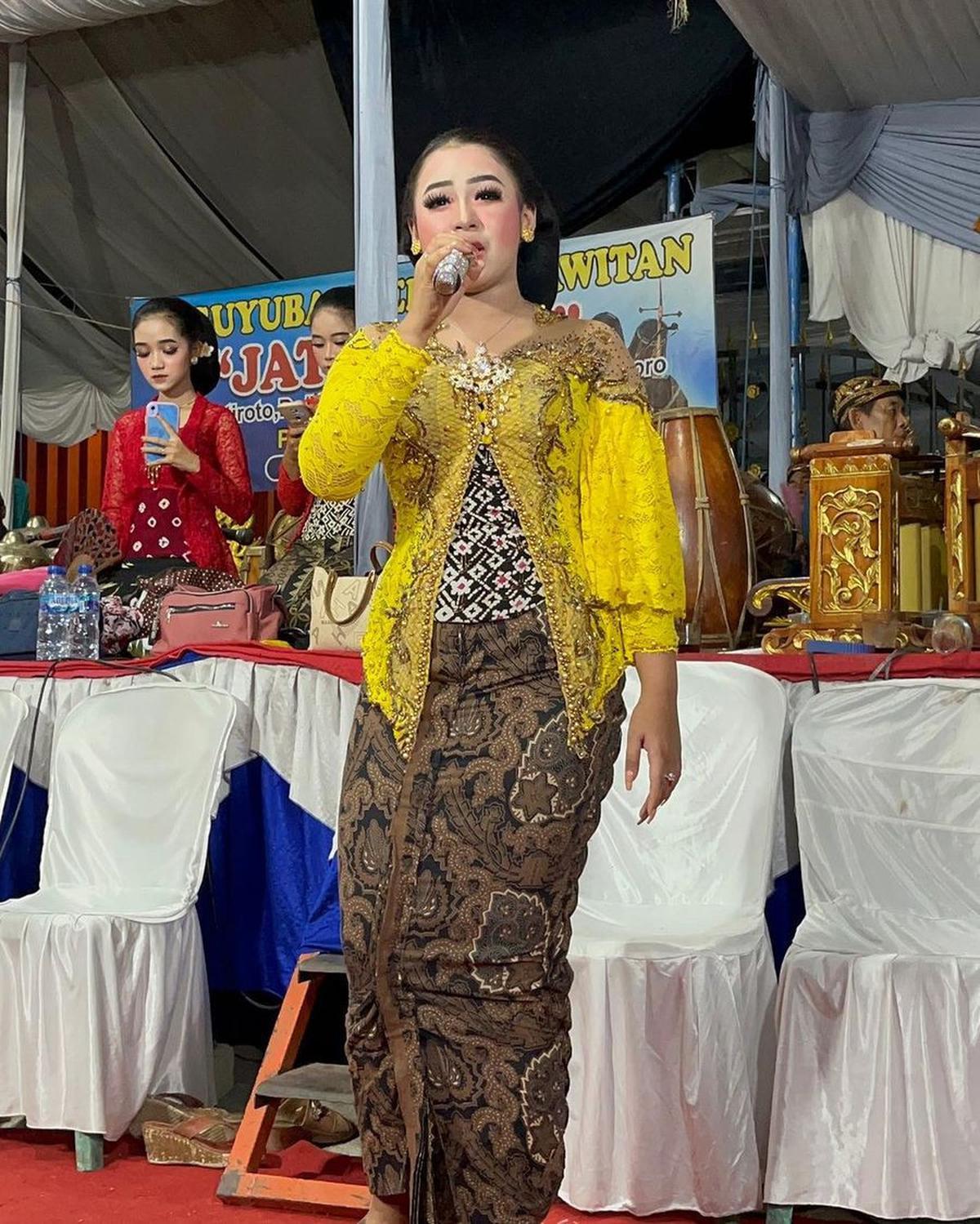 Cantik Mengenakan Kebaya Warna Kuning&nbsp;