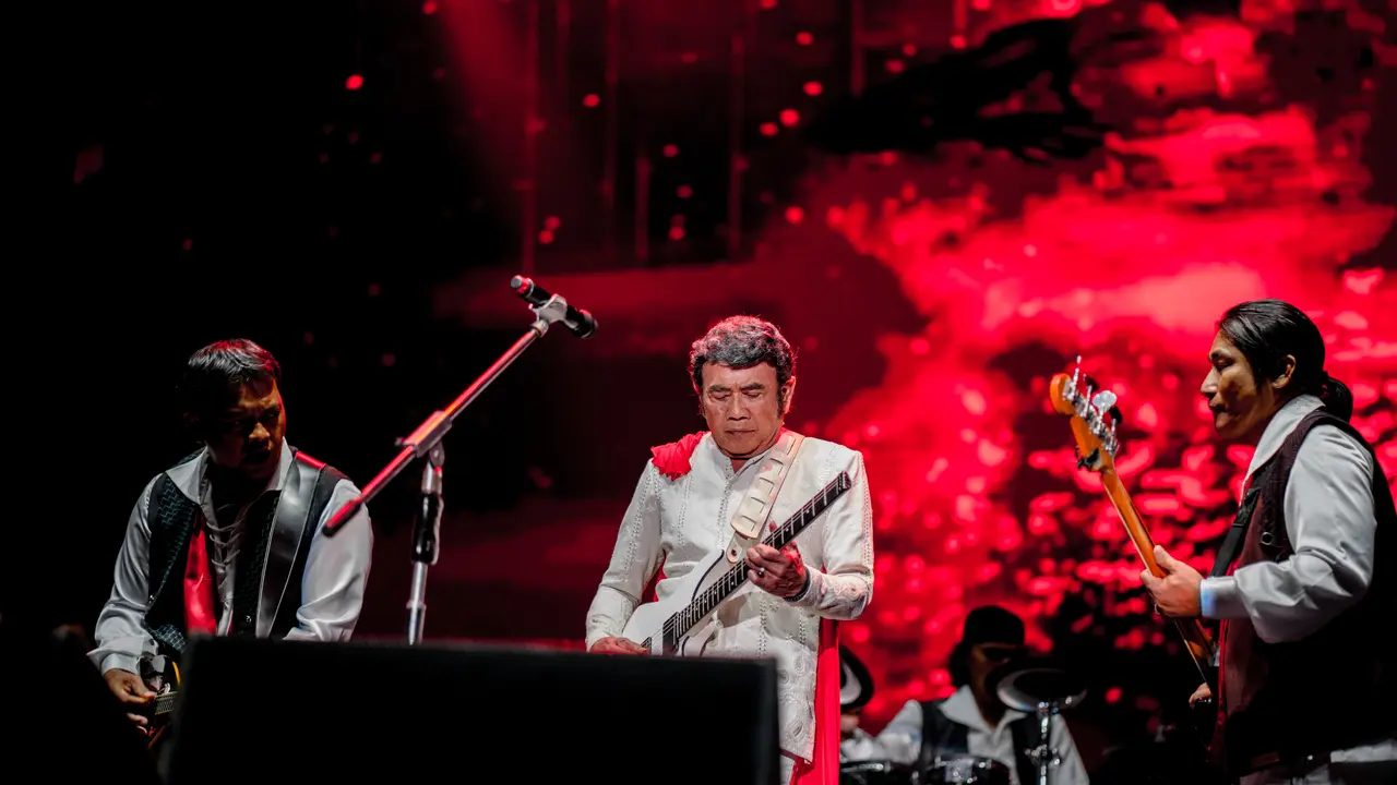 Rhoma Irama manggung di Konser Deep Purple di Solo. (Foto via Promotor Rajawali Indonesia)