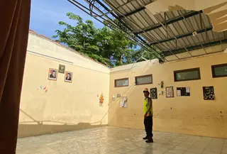 Atap gedung SD ambruk diterjang hujan badai di Kudus. (Liputan6.com/Arif Pramono)