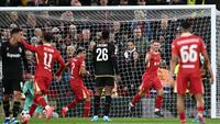 Gelandang Liverpool asal Argentina #10, Alexis Mac Allister (2R), merayakan gol pembuka saat pertandingan Liga Champions antara Liverpool dan Bologna di Anfield di Liverpool, Inggris barat laut, Kamis dini hari WIB (3/10/2024). (Paul ELLIS/AFP)