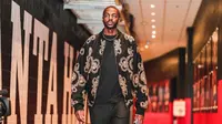 Justin Holiday mengenakan jaket bomber batik rancangan Ai Syarif. (dok. Instagram @justholla7/https://www.instagram.com/p/ClUnloBp4lo/?hl=en/Dinny Mutiah)