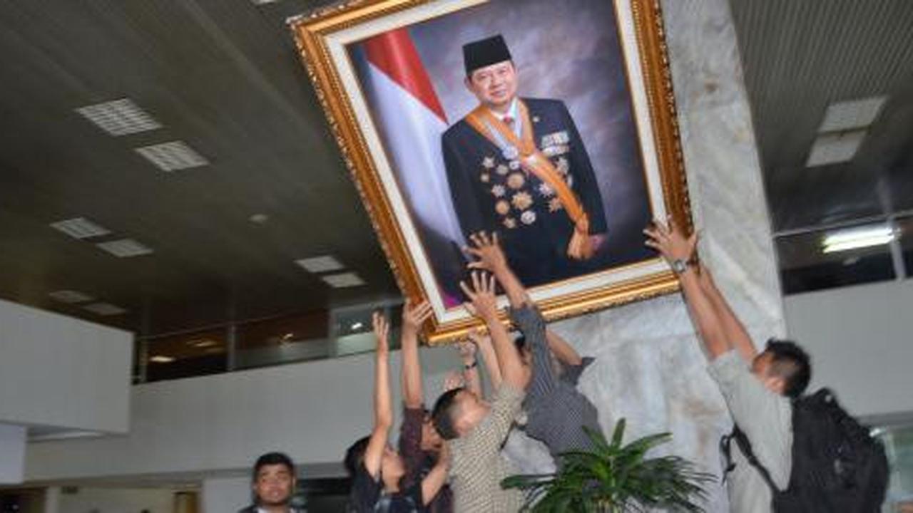 Foto SBY di ruang paripurna DPR lebih dulu dicopot
