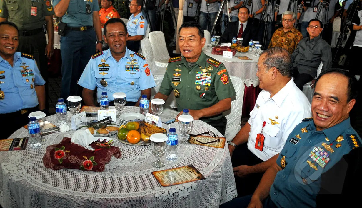 Panglima TNI Jenderal Moeldoko (tengah) saat menghadiri peluncuran buku 'TNI dan Air Asia QZ8501 Harmoni Dalam Misi Kemanusiaan di Media Center Puspen TNI, Mabes TNI Cilangkap Jakarta Jakarta, Selasa (5/5/2015). (Liputan6.com/Yoppy Renato)