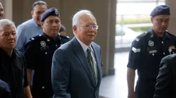 Mantan Perdana Menteri Malaysia, Najib Razak tiba di Pengadilan Tinggi Malaya, Kuala Lumpur, Rabu (8/8). Najib Razak akan dihadapkan dengan dakwaan baru di bawah undang-undang anti pencucian uang untuk kasus megakorupsi 1MDB. (AP/Yam G-Jun)