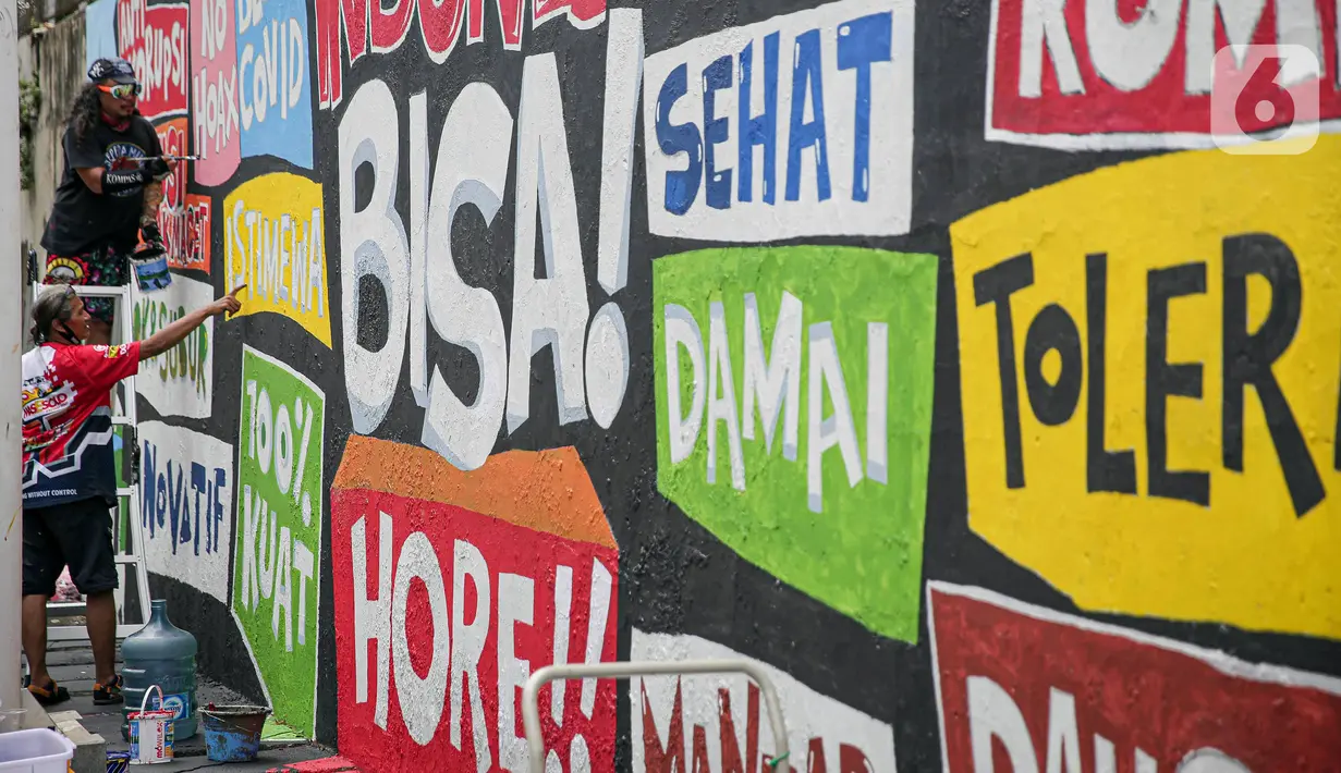 Pekerja seni membuat mural di kawasan Palmerah, Jakarta, Minggu (23/1/2022). Kegiatan yang bertajuk Repaint Indonesia ini dilakukan sebagai gerakan untuk mengajak kita Melukiskan Ulang Indonesia berdasarkan gagasan, perspektif, karya bahkan imajinasi masing-masing. (Liputan6.com/Faizal Fanani)