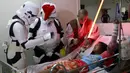 Sejumlah orang berpakaian karakter Star Wars menghibur pasien yang dirawat disalah satu rumah sakit yang berada di Manila, Filipina, (6/12). Ini merupakan kegiatan amal yang dibuat oleh Organisasi 501 Legiun. (REUTERS/Romeo Ranoco)