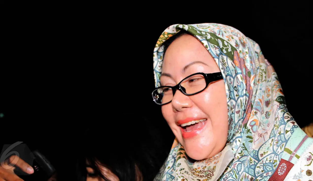 Wartawan langsung mengerubuti Atut saat keluar dari gedung KPK, Jakarta(29/5/2015). Atut diperiksa sebagai tersangka dugaan tindak pidana korupsi pemerasan perkara alat kesehatan di Pemprov Banten tahun anggaran 2011-2013. (Liputan6.com/Helmi Afandi)