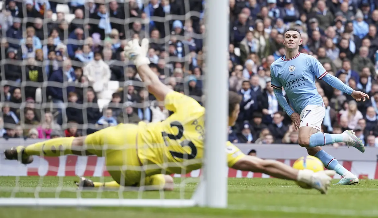 Gelandang Manchester City, Phil Foden melepaskan tendangan yang masih mampu ditepis kiper Newcastle United, Nick Pope pada laga lanjutan Liga Inggris 2022/2023 di Etihad Stadium, Manchester, Sabtu (4/3/2023) malam WIB. (AP Photo/Dave Thompson)