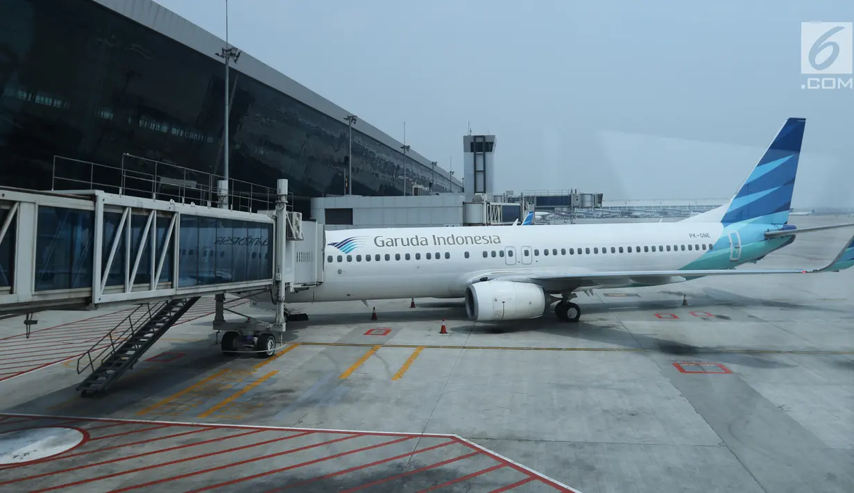 Pesawat Garuda Indonesia terparkir di Terminal 3 bandara Soekarno Hatta, Tangerang, Banten, Rabu (24/7/2019). Aturan ini merevisi kebijakan sebelumnya yang berupa imbauan tidak berfoto untuk para penumpang dan awak kabin. (Liputan6.com/Angga Yuniar)