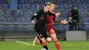 Gelandang Belanda, Frenkie de Jong membawa bola dari kawalan pemain Montenegro, Milutin Osmajic pada pertandingan grup G  kualifikasi Piala Dunia 2022 di stadion City di Podgorica, Montenegro, Minggu (14/11/2021). Belanda bermain imbang atas Montenegro 2-2. (AP Photo/Risto Bozovic)