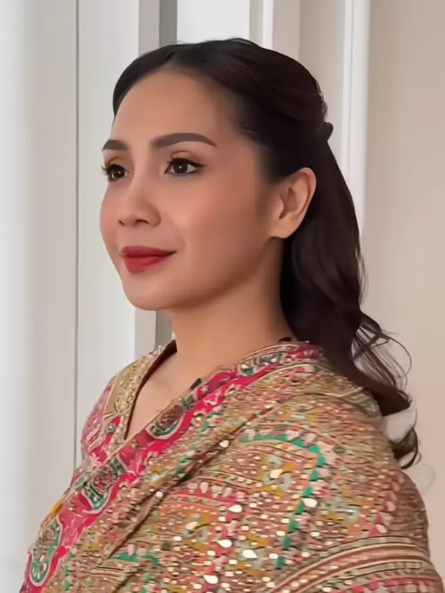 Baju Nagita Slavina di Pernikahan Bernuansa India. [@angga_lee_bali]