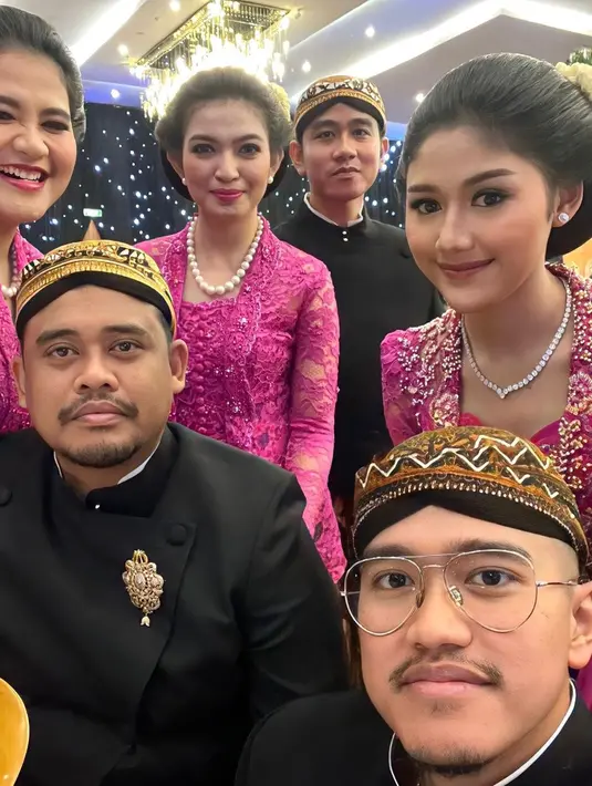 Paras ayu anak dan menantu keluarga Jokowi ini memang tak perlu diragukan lagi. Bahkan ada pula yang justru salah fokus dengan kecantikan Selvi Ananda yang dianggap mirip dengan Najwa Shihab.(Liputan6.com/IG/@kaesangp)