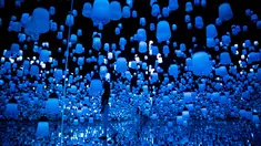 Seorang wanita berjalan di ruangan yang penuh instalasi lampu gantung di Mori Building Digital Museum Seni, Tokyo, Jepang (1/5). Tokyo menggelar pameran seni digital yang menggabungkan proyeksi gambar dan suara. (AFP Photo/Behrouz Mehri)
