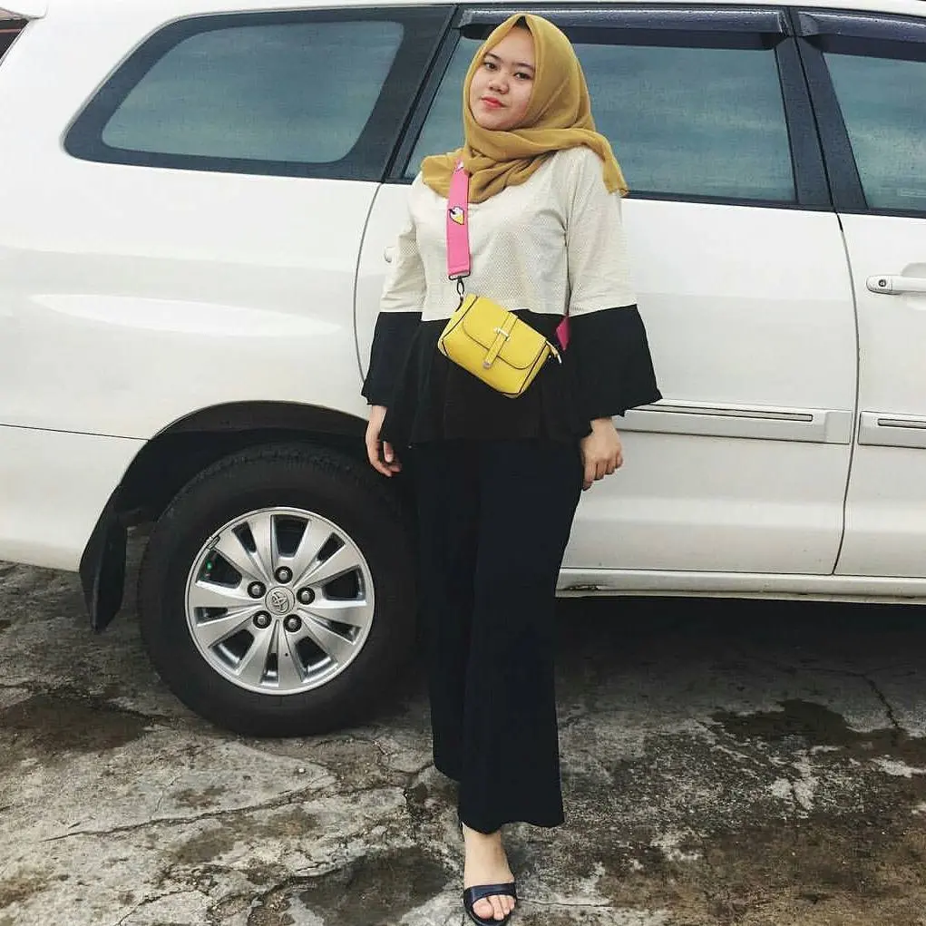 Mix and match busana dengan strap bag yang bikin penampilan jadi gak monoton. (Image: @eyecandybags/ig)