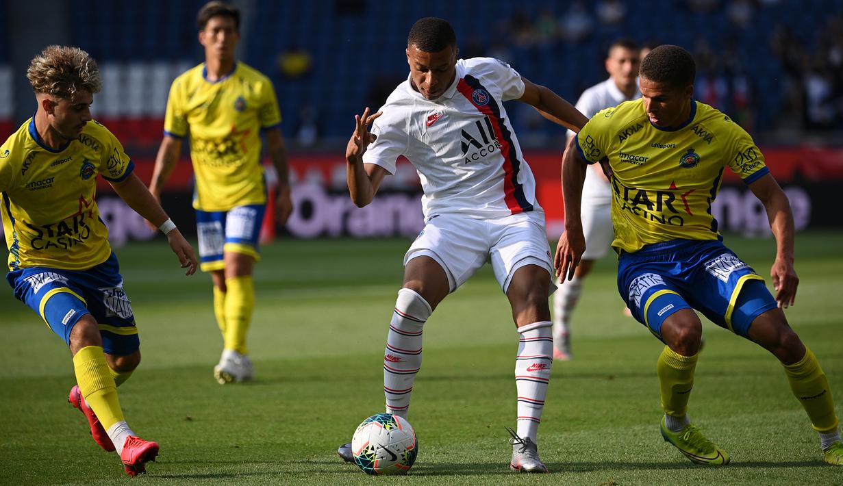 Penyerang PSG, Kylian Mbappe, berebut bola dengan pemain Waasland-Beveren pada laga uji coba di Parc des Princes Stadium, Sabtu (18/7/2020) dini hari WIB. PSG menang telak 7-0 atas Waasland-Beveren. (AFP/Anne-Christine Poujoulat)