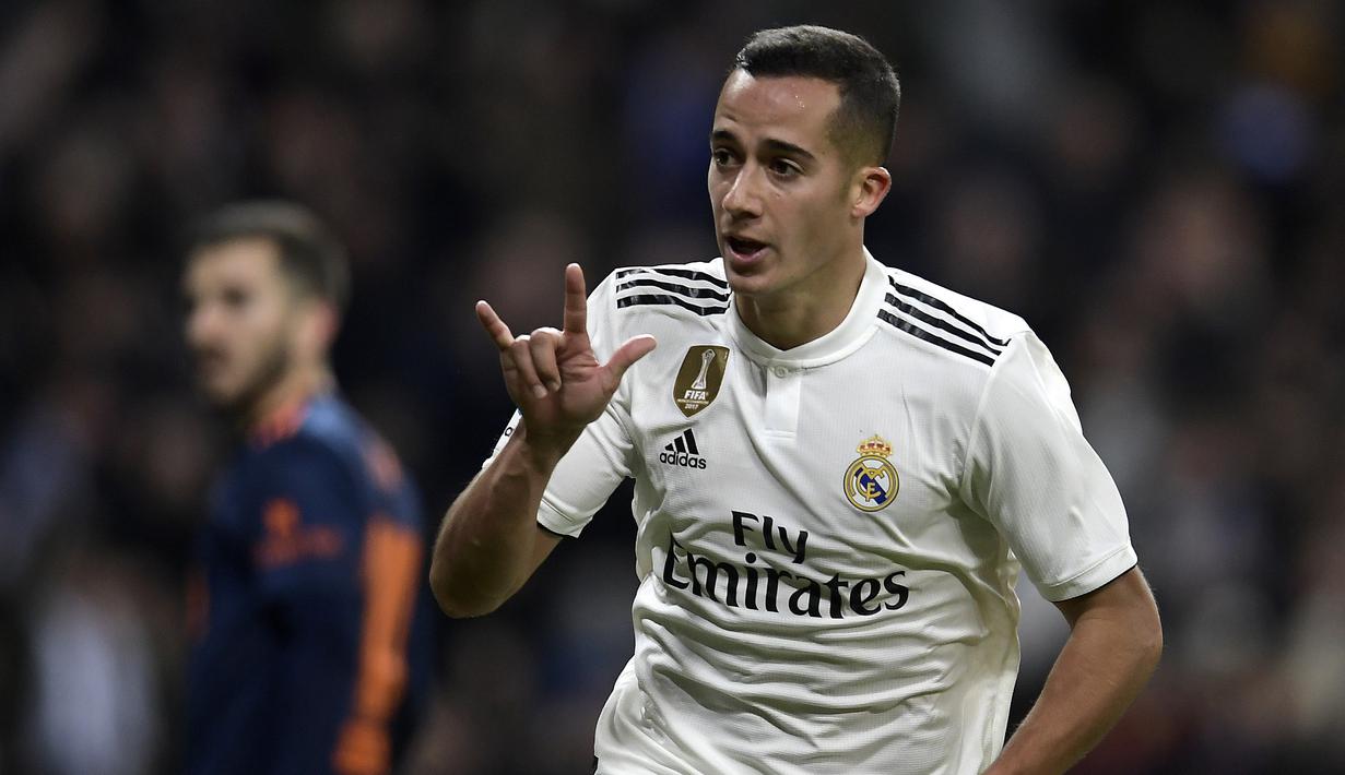 Striker Real Madrid, Lucas Vazquez, merayakan gol yang dicetaknya ke gawang Valencia pada laga La Liga di Stadion Santiago Bernabeu, Madrid, Sabtu (1/12). Madrid menang 2-0 atas Valencia. (AFP/Oscar Del Pozo)