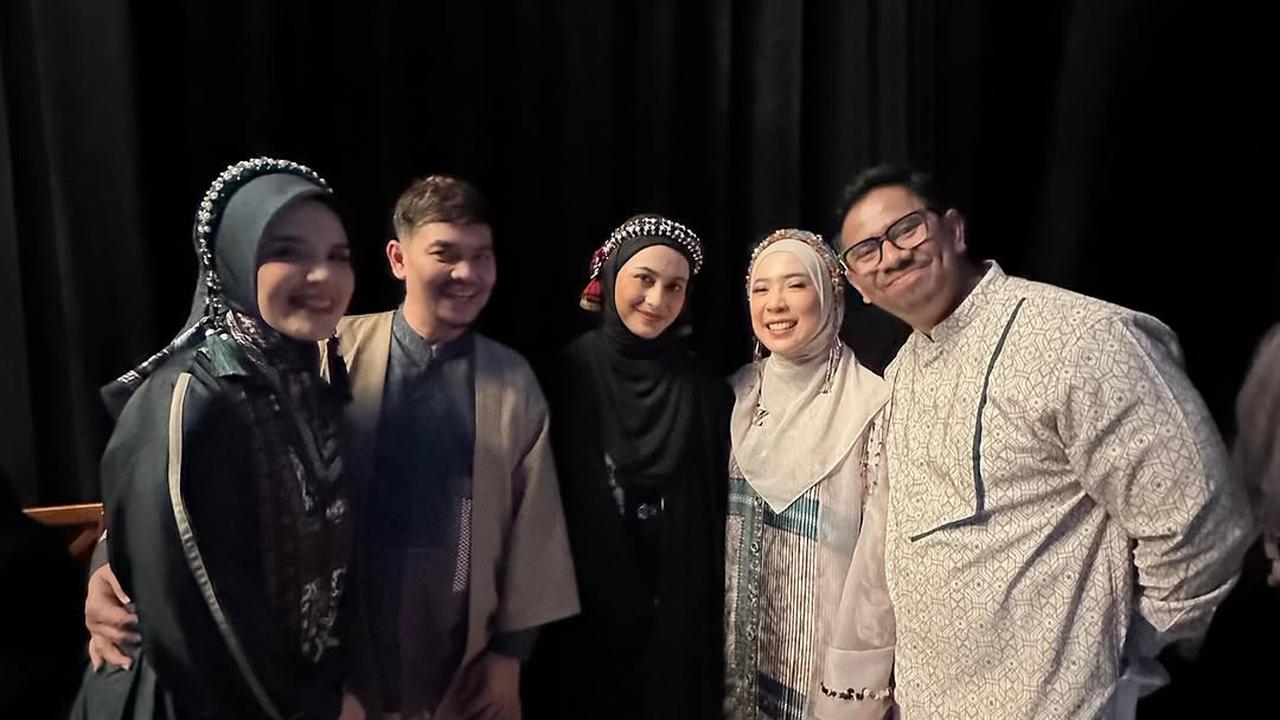 Momen Kocak Fitrop Malah Ngereog di Catwalk Usai Tangan Dicium Suami