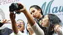 Aktris dan juga penyanyi Maudy Ayunda berfoto bersama fans saat acara rilis single terbarunya berjudul 'Jakarta Ramai’ di Jakarta, Jumat (8/1). Lagu ini juga terisnpirasi dari rutinitas kemacetan di Jakarta. (Liputan6.com/Immanuel Antonius) 