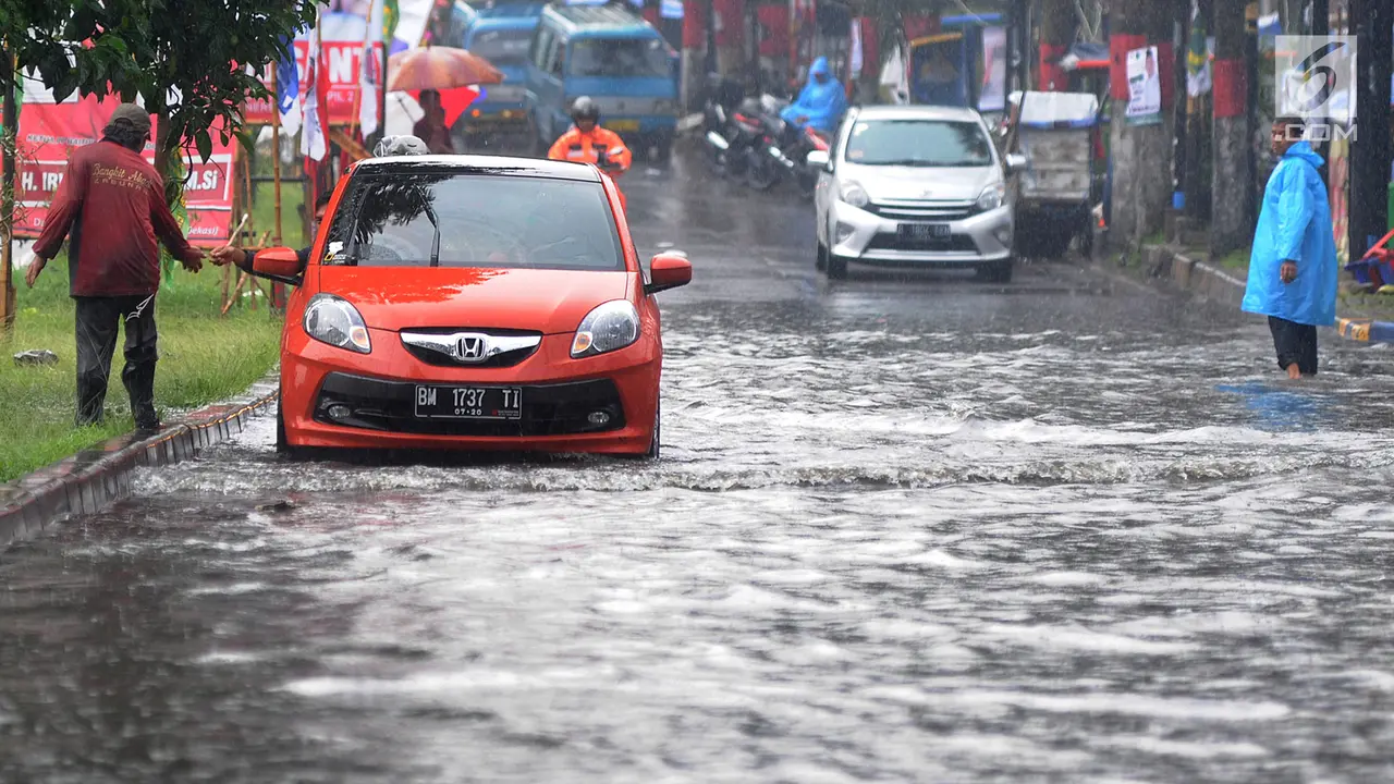 Hujan Deras Sebabkan Banjir di Jalan Raya Cinere