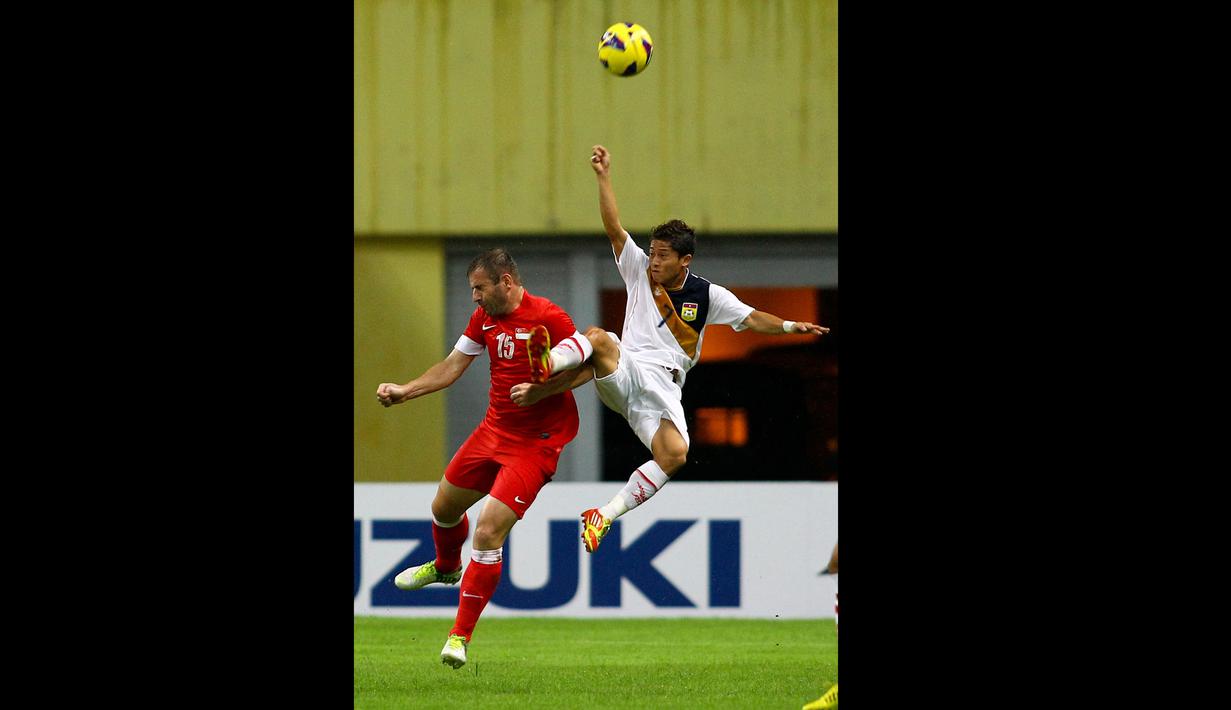 Soukaphone Vongchieng (kanan) dijuluki 'Messi Laos' karena mempunyai kemampuan olah bola yang baik dan juga lincah serta cepat layaknya Lionel Messi. Sayang, peran Vongchiengkham belum mampu membawa Laos melangkah lebih jauh di Piala AFF 2020. (AFP/Mohd Helmi Dawi)