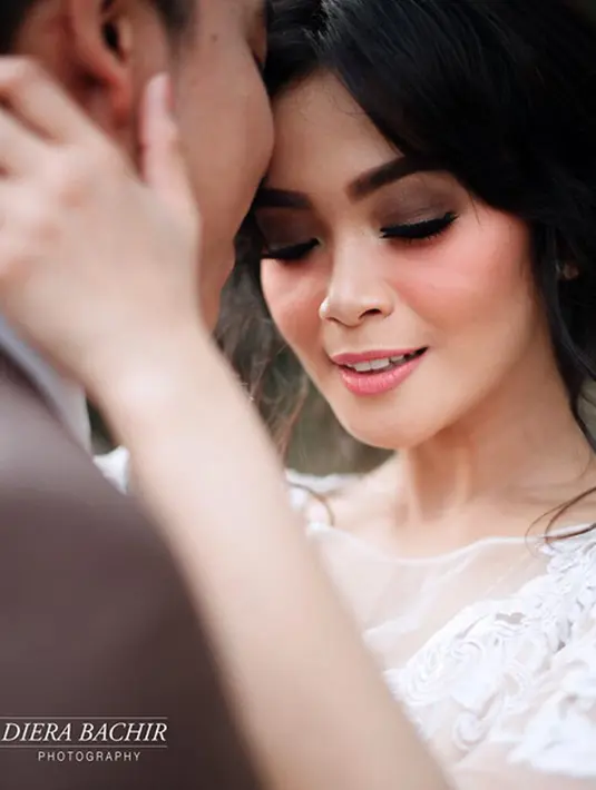 "11 bulan yang lalu kamu rela korbanin waktu tidur kamu cuman buat ngobrol sama aku, berani terbang ke US buat menghibur aku, ikhlas bangunin aku sholat subuh sampai sekarang," tulis Surya. (Instagram/soerjaibrahim)