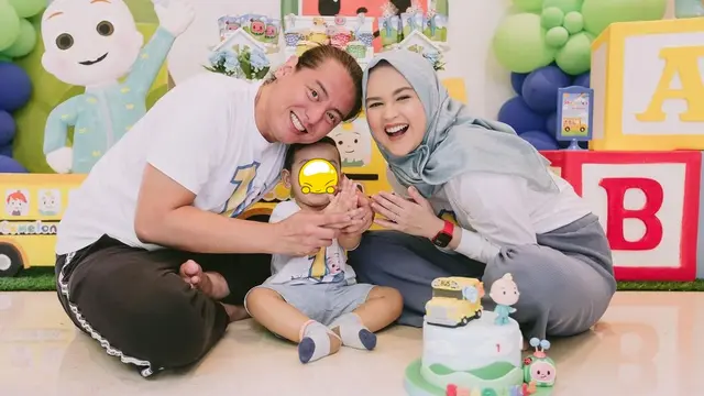 Umumkan Hamil Anak Kedua, Ini 6 Potret Keluarga Kecil Cut Meyriska dan Roger Danuarta
