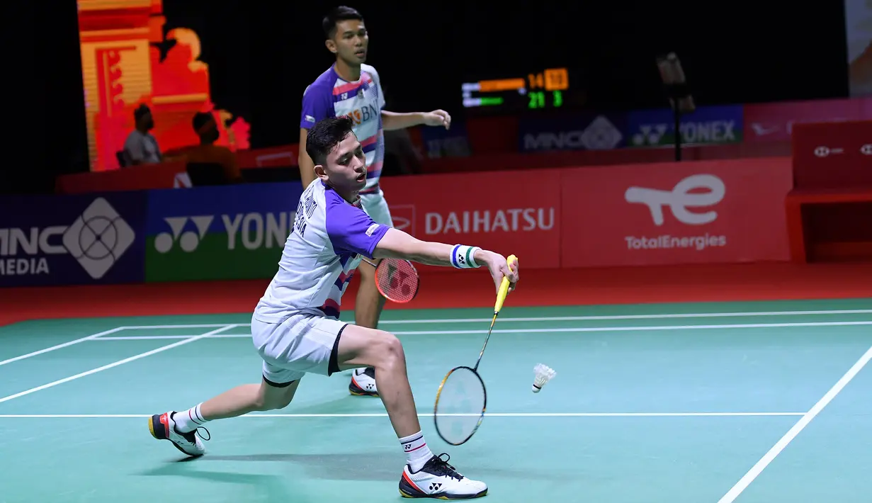 Ganda putra Fajar Alfian / Muhammad Rian Ardianto mengembalikan kok ke arah Muhammad Shohibul Fikri / Bagas Maulana pada babak 32 besar Indonesia Masters 2021 di Bali International Convention Centre, Nusa Dua, Selasa (16/11/2021).  Fajar / Rian kalah 21-13, 18-21, dan 20-22. (Foto: Humas PP PBSI)