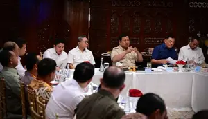 Presiden RI Prabowo Subianto (tiga kanan) memimpin rapat bersama sejumlah menteri Kabinet Merah Putih di kediaman pribadinya, Jalan Kertanegara, Jakarta, Minggu (28/9/2025) (Biro Pers Sekretariat Presiden)