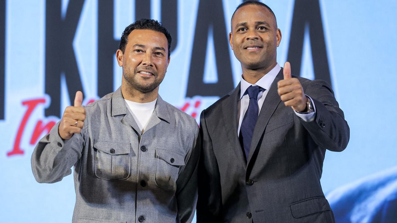 Foto: Berkopiah, Patrick Kluivert  Resmi Menjadi Pelatih Timnas Indonesia