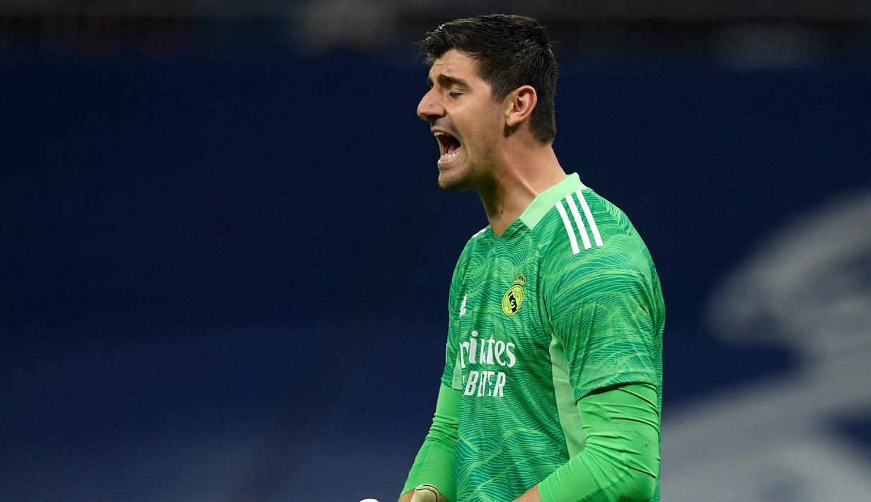 Thibaut Courtois. Kiper Belgia berusia 29 tahun yang kini memasuki musim keempatnya bersama Real Madrid total membuat 30 clean sheet dari 82 penampilan di semua ajang selama tahun 2021. Los Blancos dibawanya berada di posisi puncak klasemen Liga Inggris hingga akhir tahun 2021. (AFP/Oscar Del Pozo)