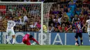 Pemain yang juga menonjol dalam laga tersebut adalah Pedri yang menyumbang dua gol bagi Barcelona di menit ke-5 dan 19. (AP/Joan Monfort)