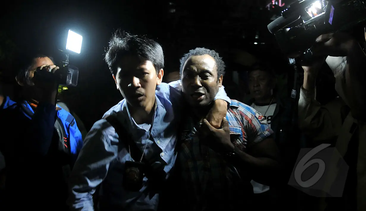 Warga negara asing asal Nigeria (kanan) melakukan perlawanan saat petugas Imigrasi menggelar razia di Jalan Jaksa, Jakarta, Selasa (5/5/2015). Pada razia itu, sebanyak 5 WNA diamankan karena tidak memiliki kelengkapan dokumen. (Liputan6.com/Johan Tallo)