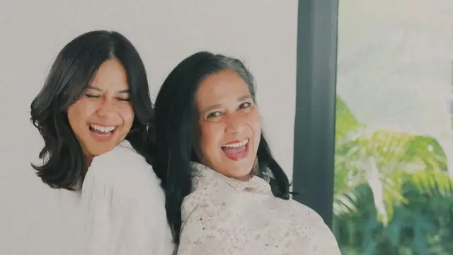 Nana Mirdad bagikan potret kebersamaan bersama Lydia Kandou kompak pakai baju putih. [@nanamirdad_]