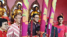 Gubernur DKI Jakarta Anies Baswedan disambut pengurus selama perayaan Tahun Baru Imlek 2019 di Vihara Dharma Bhakti Petak 9, Glodok, Jakarta Barat, Selasa (5/2). Anies memastikan perayaan Imlek 2570 berjalan lancar dan aman. (Merdeka.com/Imam Buhori)