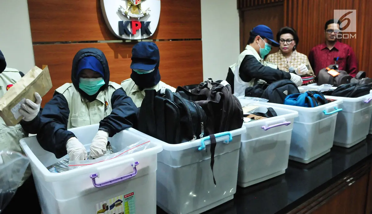 Petugas KPK menyiapkan barang bukti tersangka penerimaan suap Dirjen Perhubungan Laut (Hubla) A Tonny Budiono dan Adiputra Kurniawan sebesar Rp 20,74 miliar saat konfrensi pers di Gedung KPK, Kamis (24/08). (Liputan6.com/Helmi Afandi)